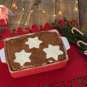 Tiramisu in einer Backform mit weihnachtsdekoration