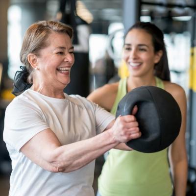 Ältere Frau trainiert mit Trainerin.