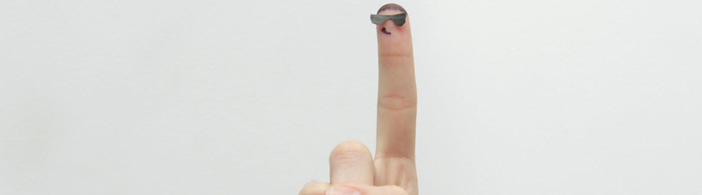 Zeigefinger mit Gesicht: Die Fingerspitze ist eine klassische Stelle zur Blutabnahme zum Blutzucker messen.