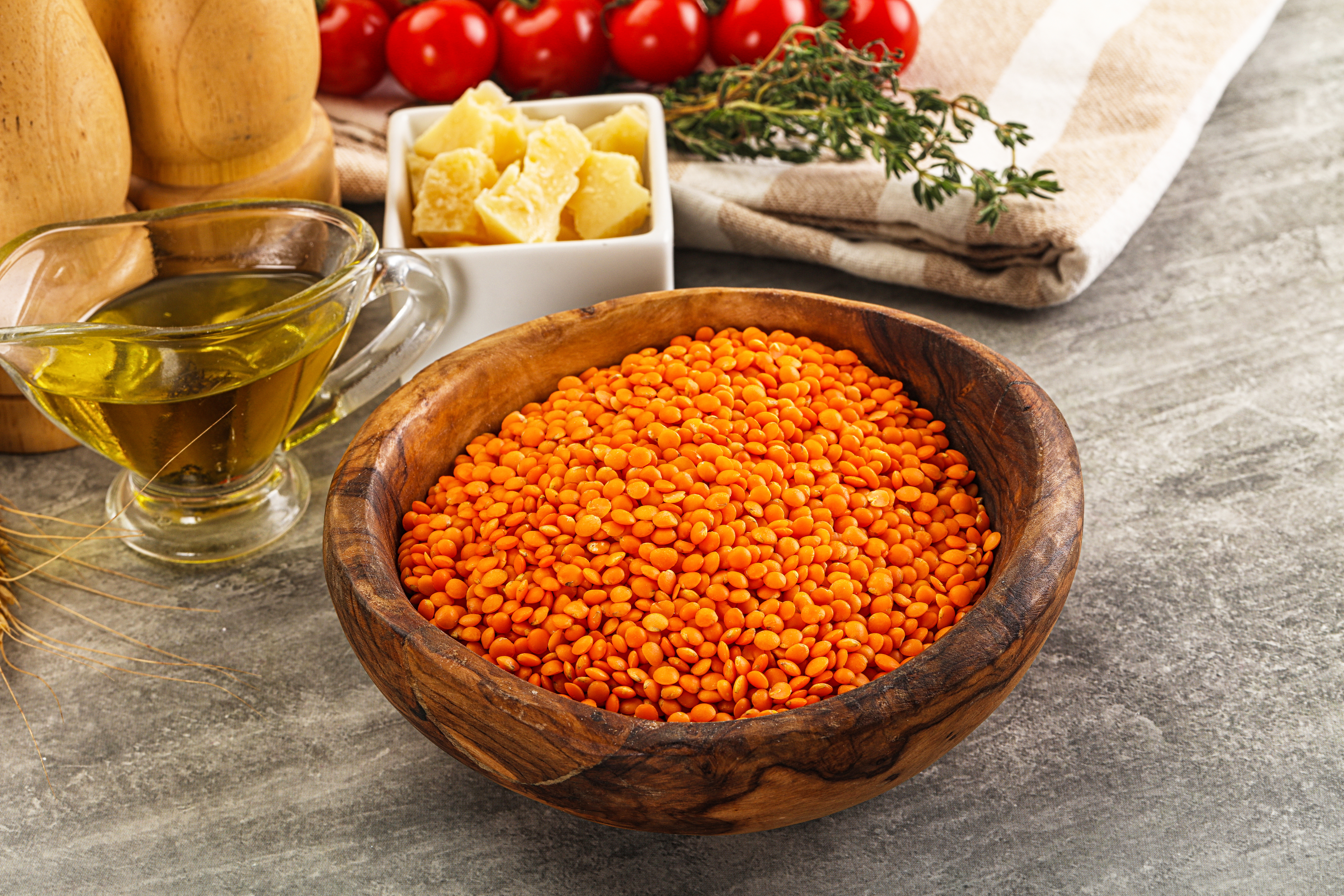 Linsen-Sticks mit scharfer Tomaten-Salsa – veganes Grillvergnügen