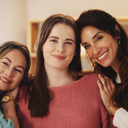 Drei lächelnde Frauen